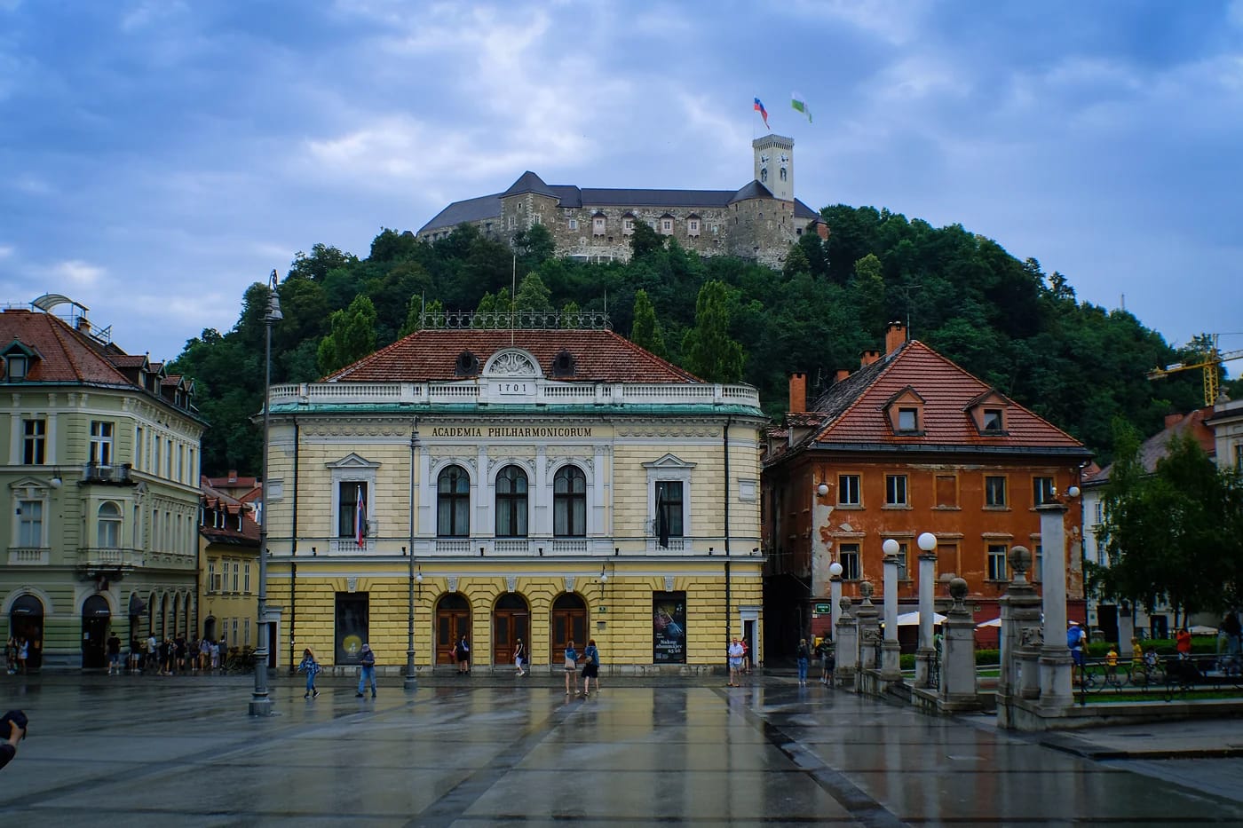 Vanhakaupunki ja Ljubljanan linna kukkulalla