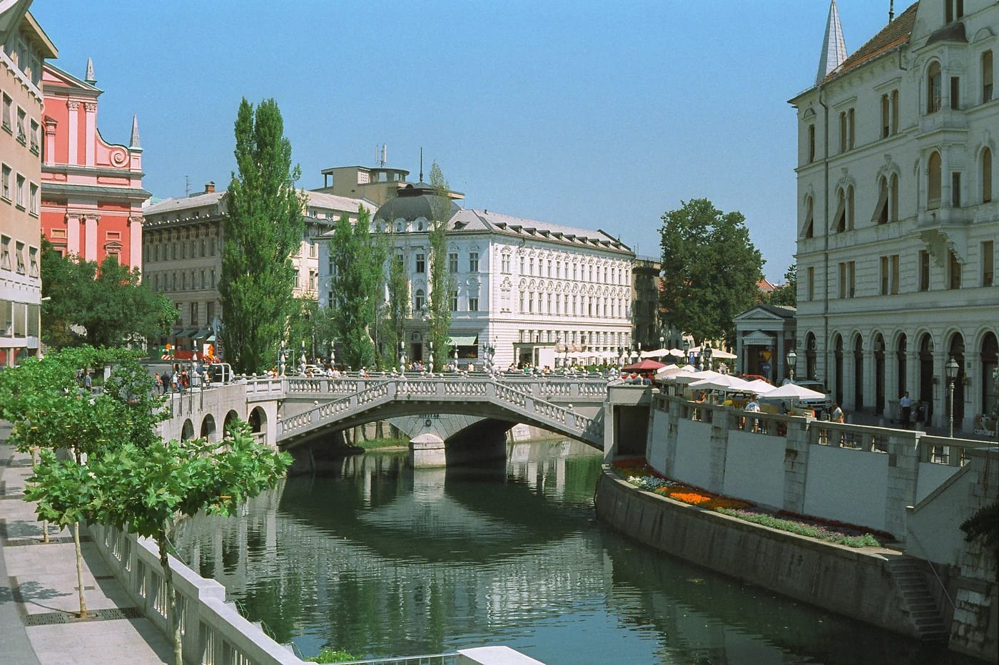 Kolmoissilta ja Ljubljanica-joen ranta