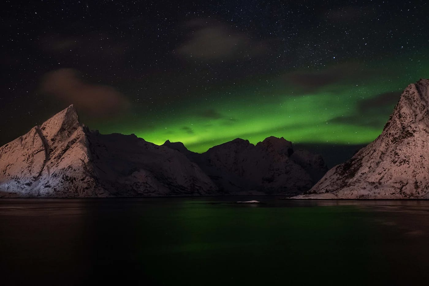 Revontulet vuonon yllä Lofooteilla