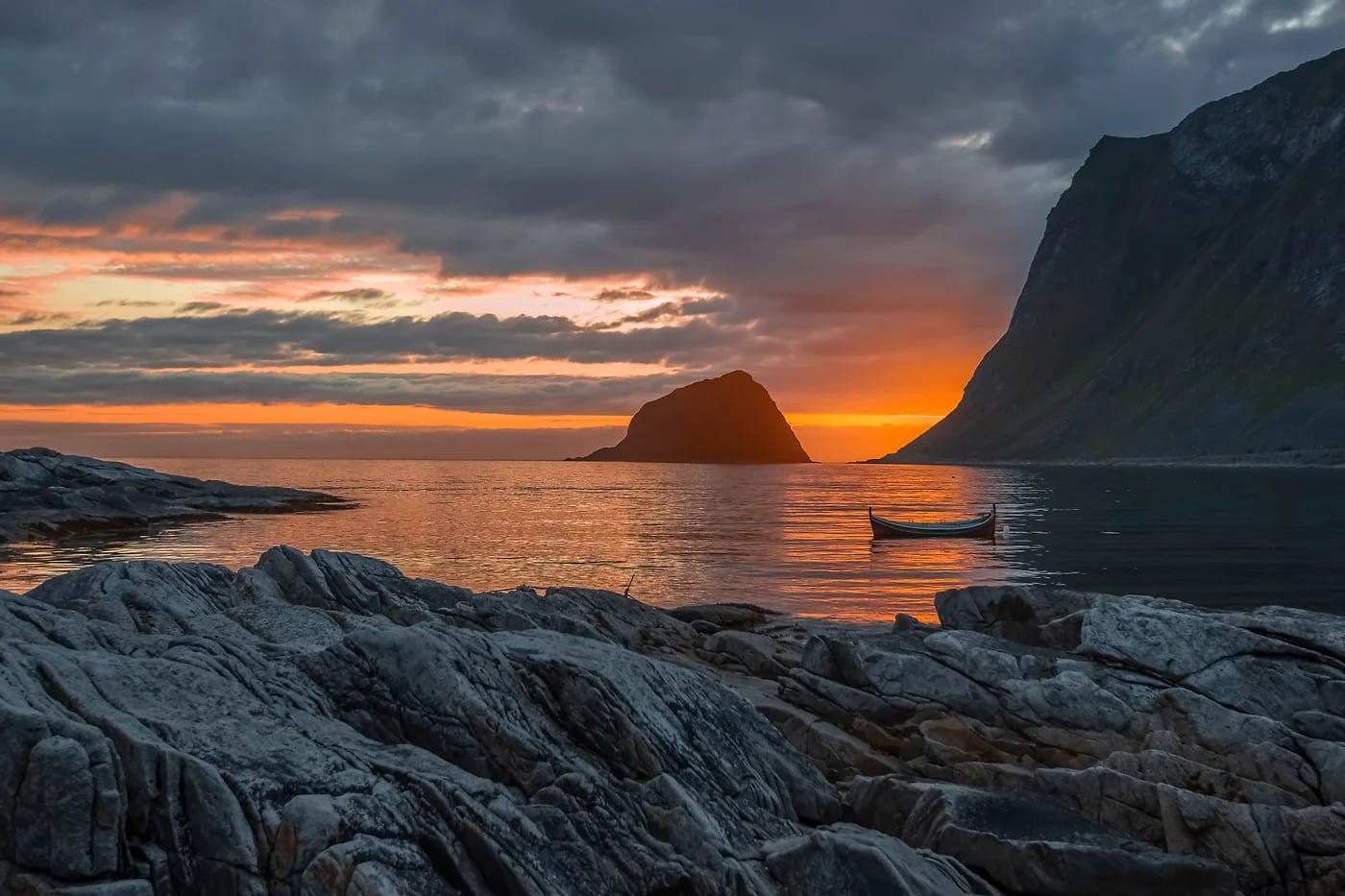 Hauklandin ranta auringonlaskussa Lofooteilla