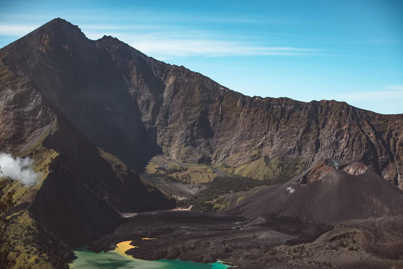 Rinjani-tulivuori ja kraatterijärvi