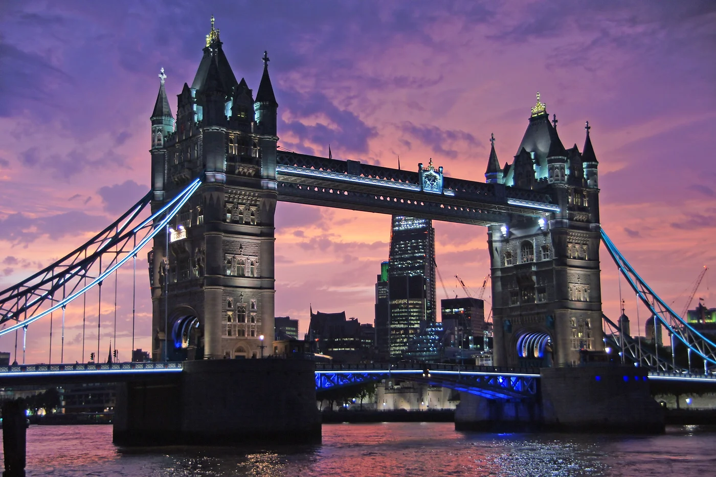 Tower Bridge valaistuna hämärässä