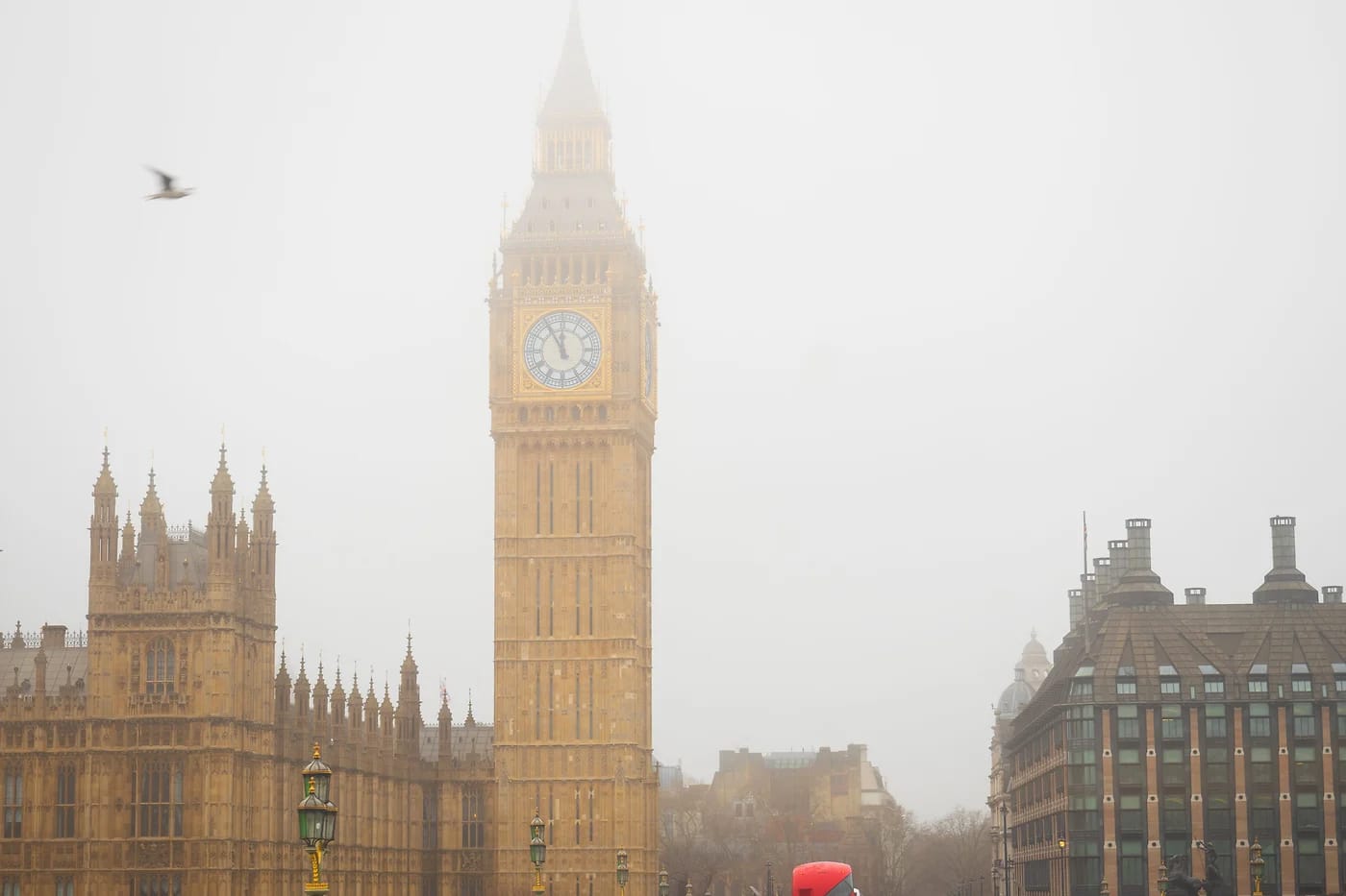 Big Ben ja parlamentti sumussa