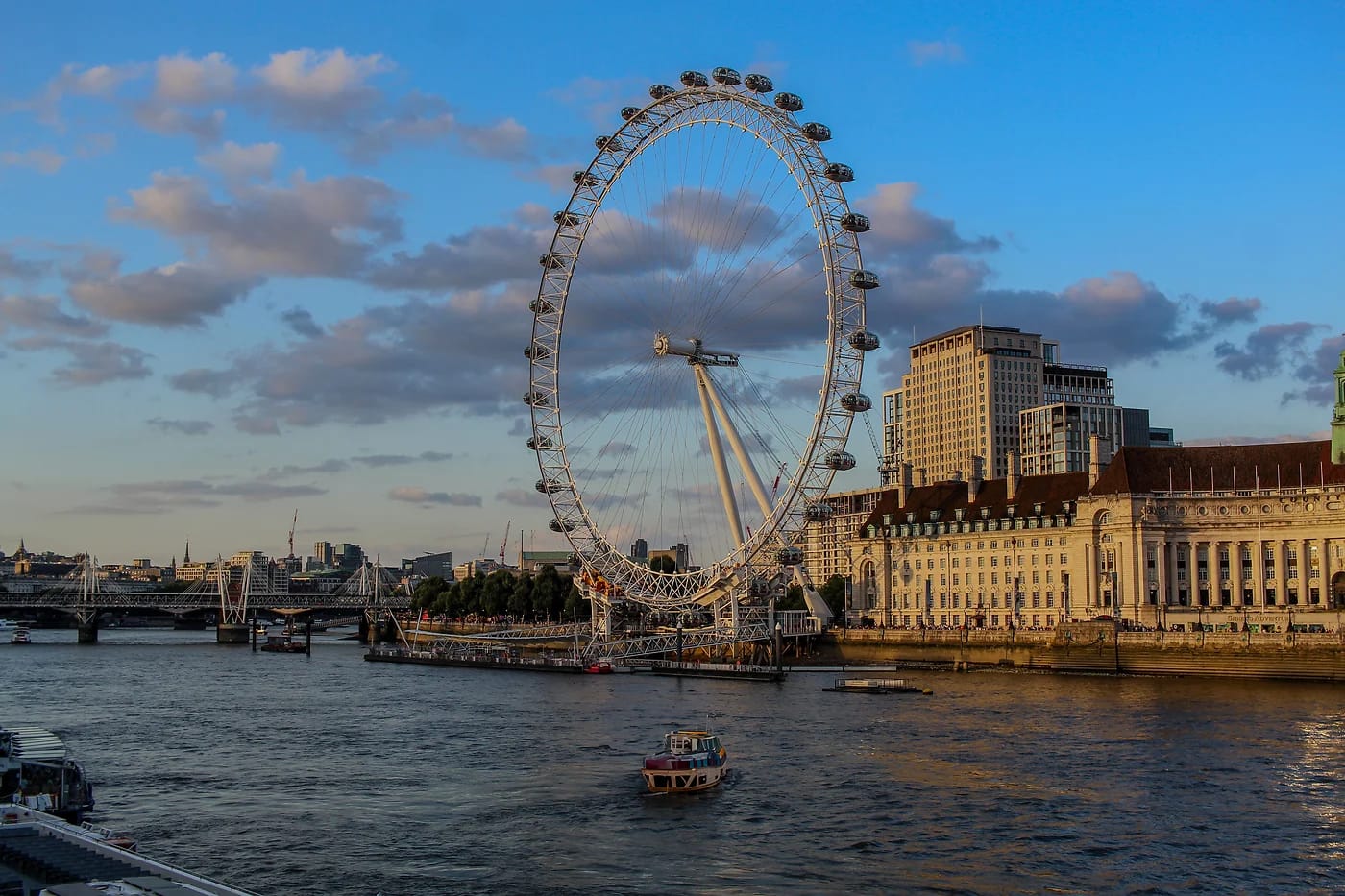 London Eye ja Thames iltavalossa