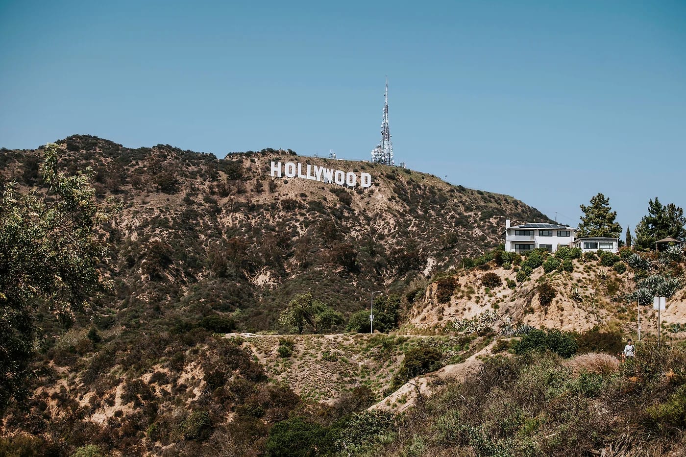 Hollywood-kyltti kirkkaana päivänä Los Angelesissa