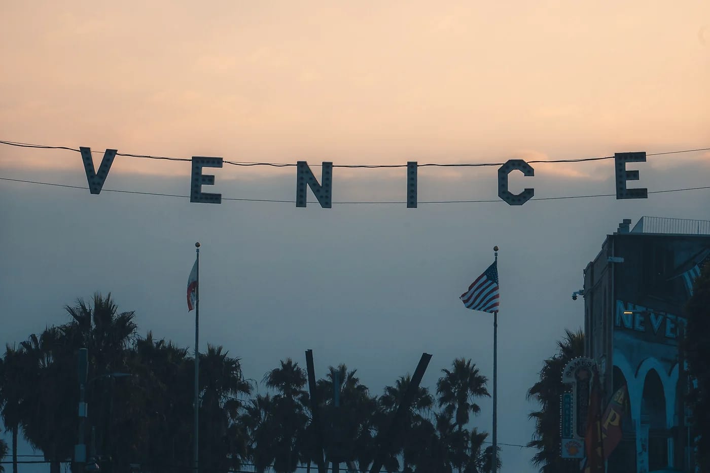 Venice Beachin kyltti auringonlaskussa