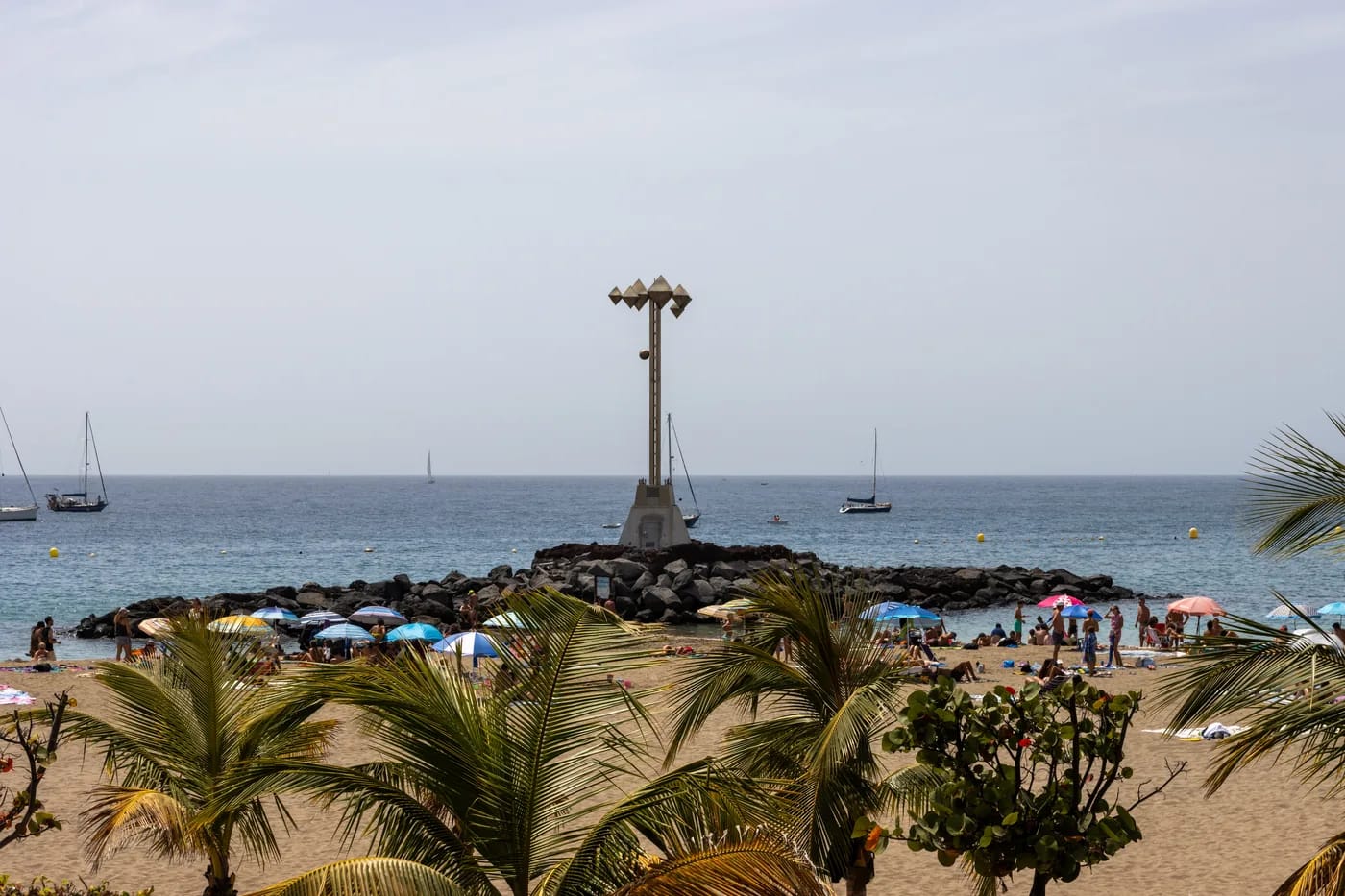 Playa de las Vistasin hiekkaranta ja palmurivi