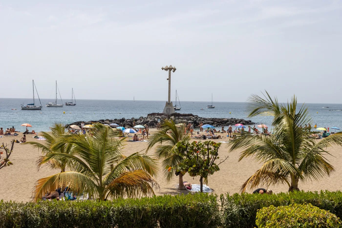 Playa de las Vistas ja aallonmurtajan maamerkkiveistos