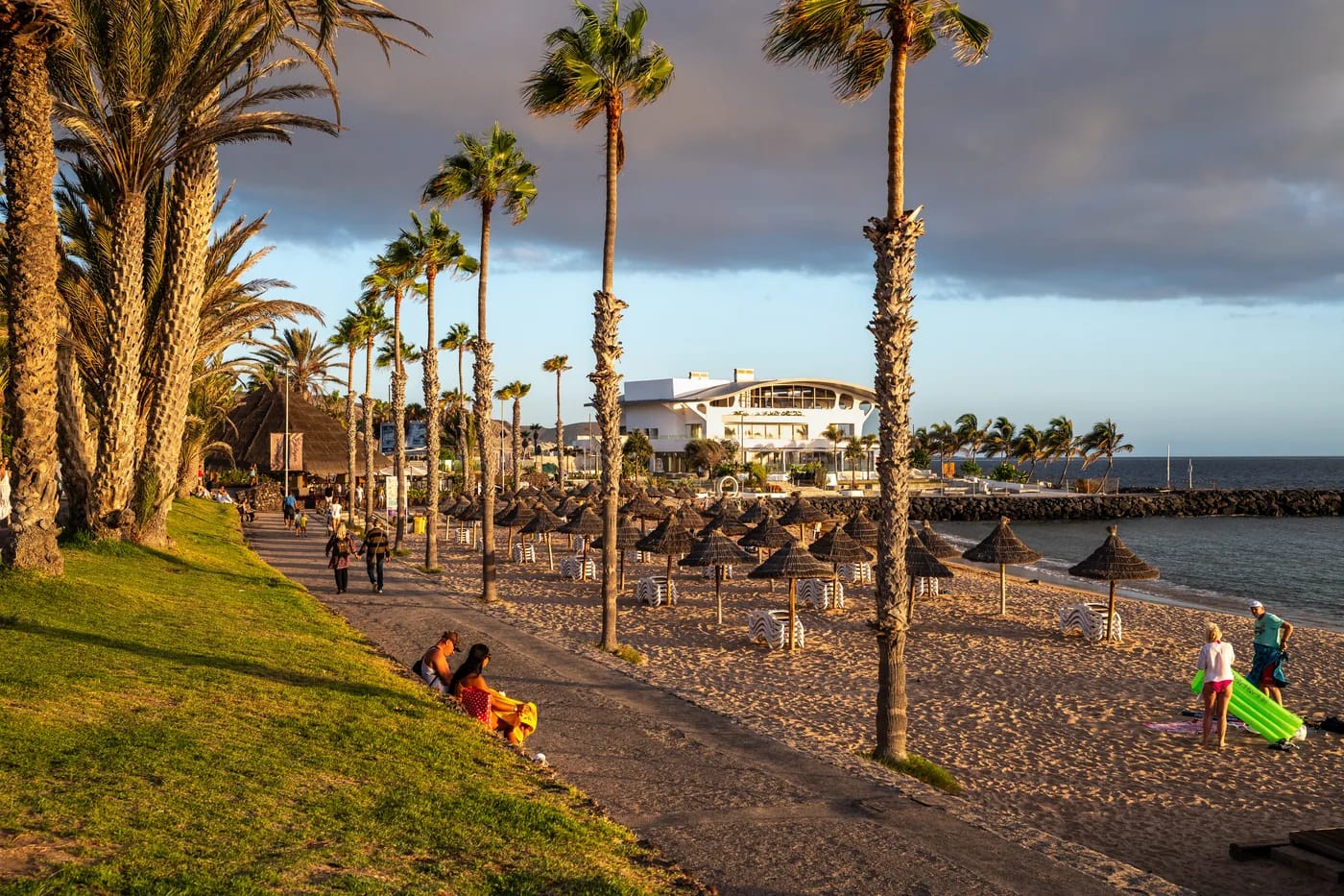 Auringonlasku Playa del Camisónin palmupromenadilla