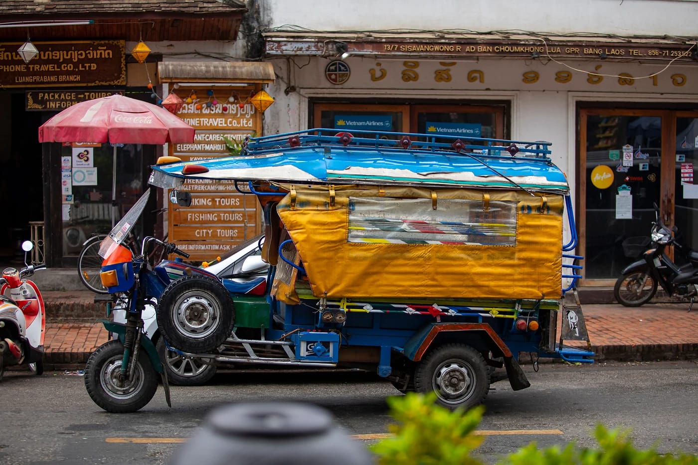 Värikäs tuk-tuk Luang Prabangin kadulla