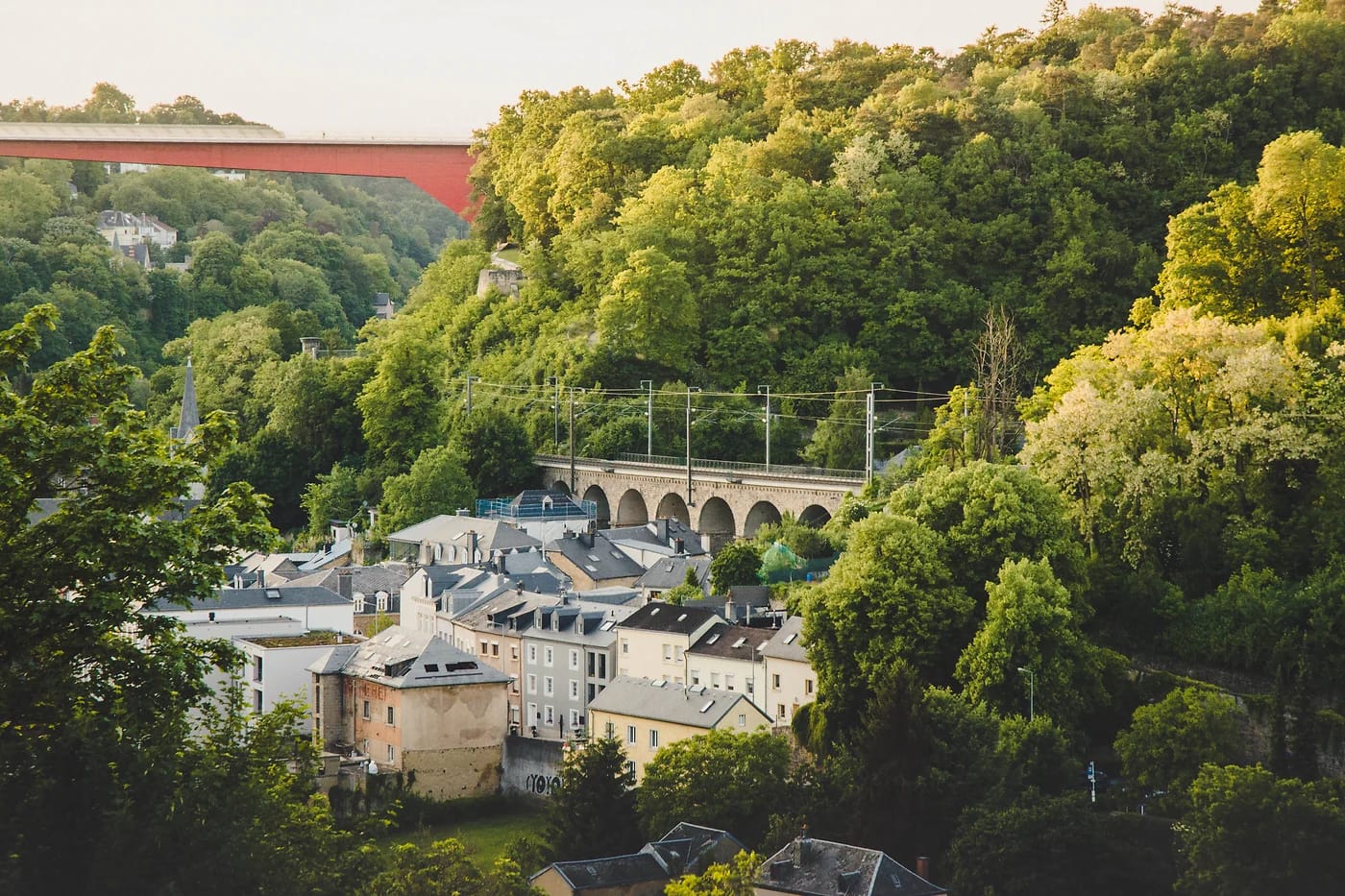 Vehreä laakso ja silta Luxembourgissa