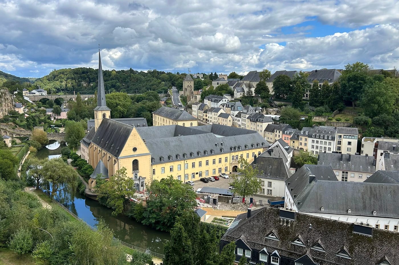 Ilmakuva Luxembourgista, luostarista ja Petrussen laaksosta