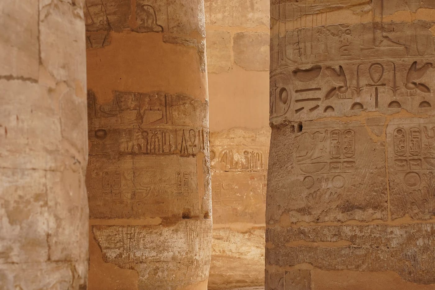 Hieroglyfein koristellut pylväät Luxorissa