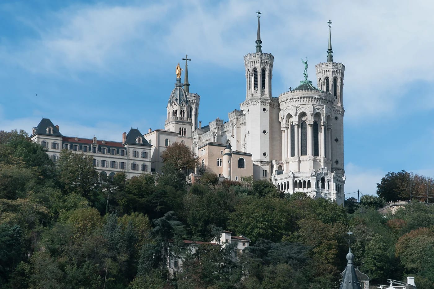Notre-Dame de Fourvièren basilika kukkulalla Lyonissa