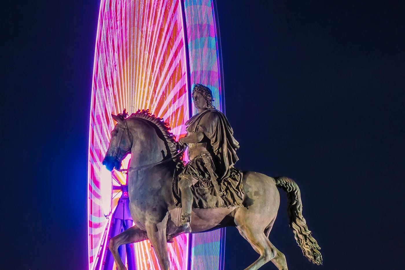 Ludvig XIV:n patsas ja maailmanpyörä Place Bellecourilla yöllä