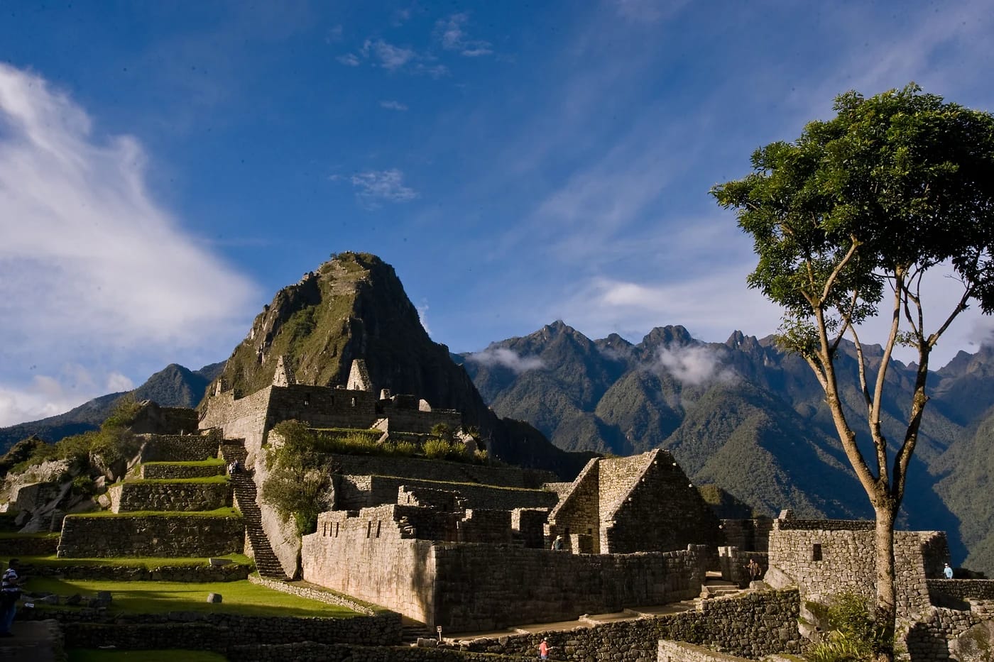 Machu Picchu kirkkaana päivänä Andien keskellä