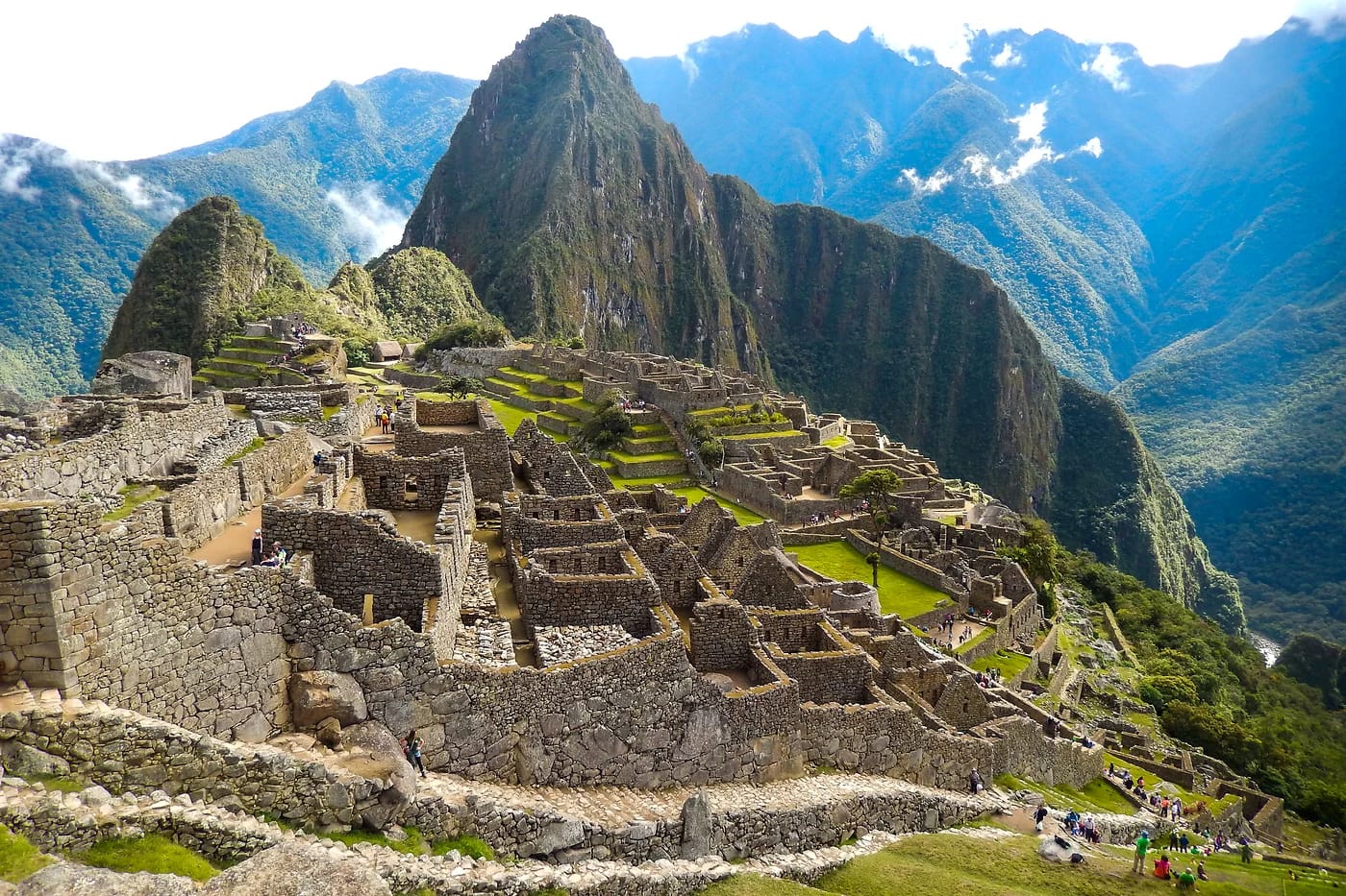Kävijöitä Machu Picchun raunioissa