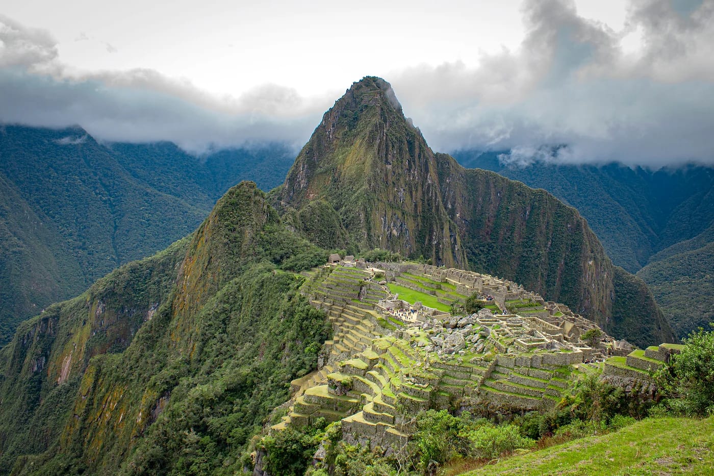 Machu Picchu vehreiden vuorten ja pilvien keskellä