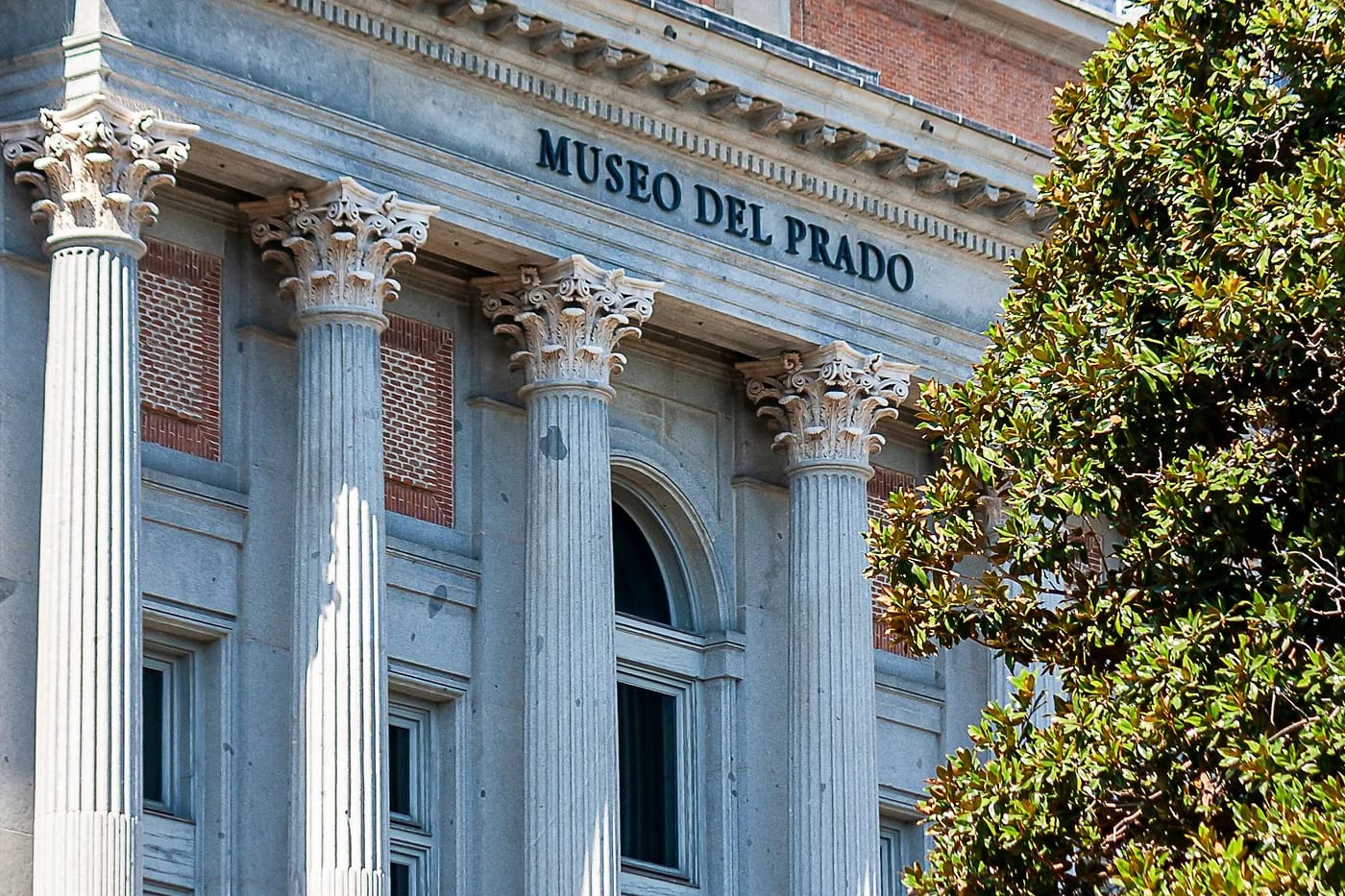 Prado-museon uusklassinen julkisivu Madridissa