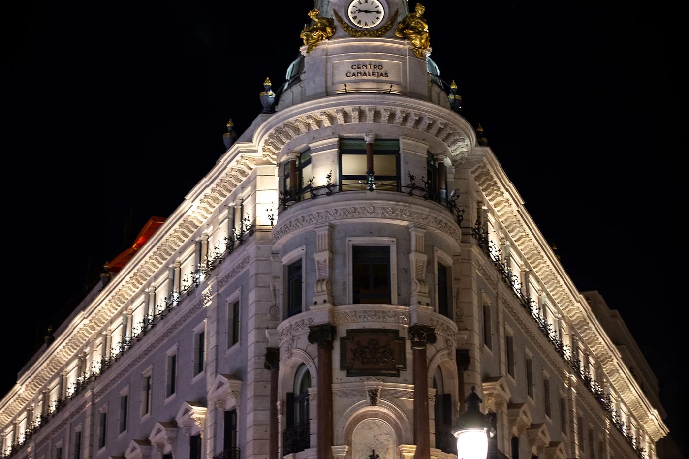Metropolis-rakennus yöllä Madridissa
