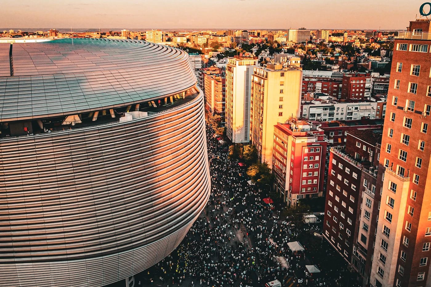 Ilmakuva Madridin stadionista ja kaupungista auringonlaskussa