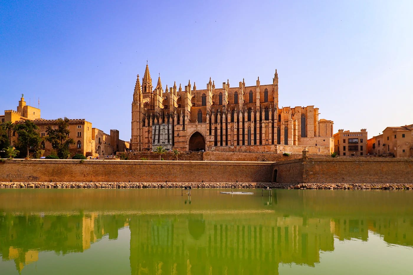Palma de Mallorcan La Seu -katedraali heijastuu Parc de la Marin altaaseen