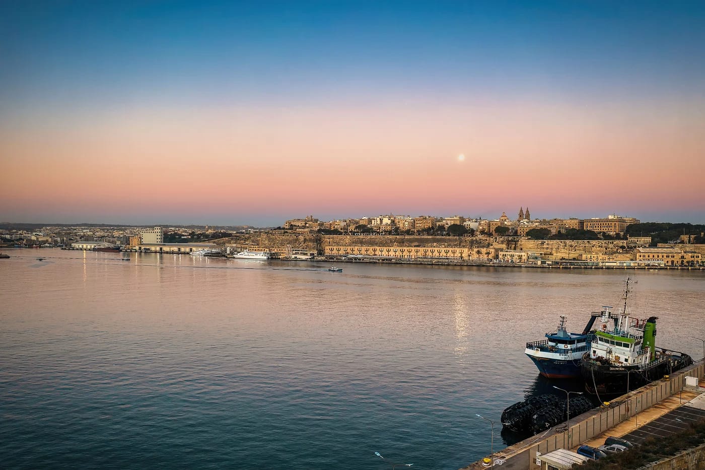 Vallettan Grand Harbour auringonlaskussa