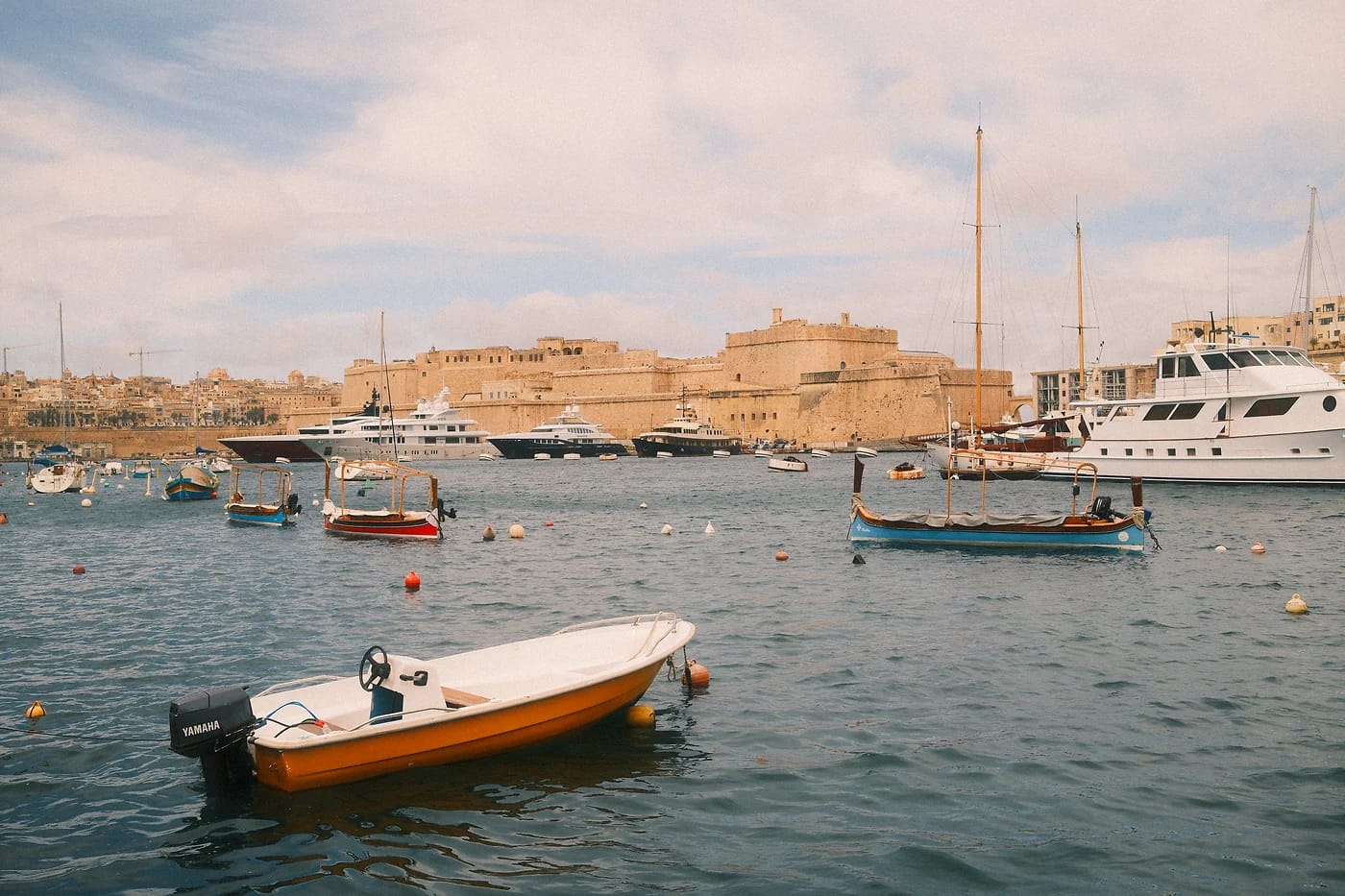 Linnoitettu satamakaupunki ja vene Grand Harbourilla