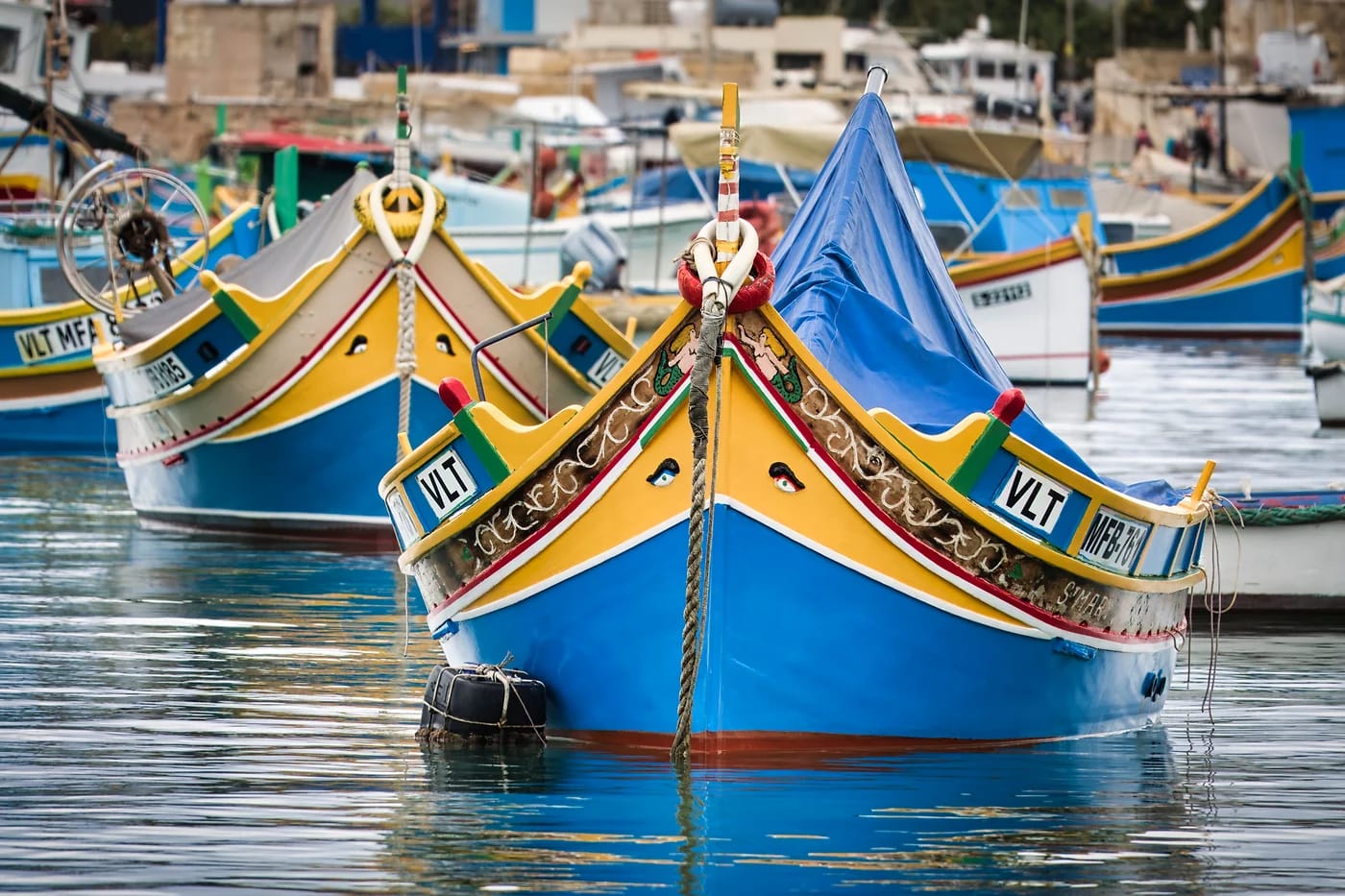 Marsaxlokkin luzzu-veneiden keulat ja Osiriksen silmät