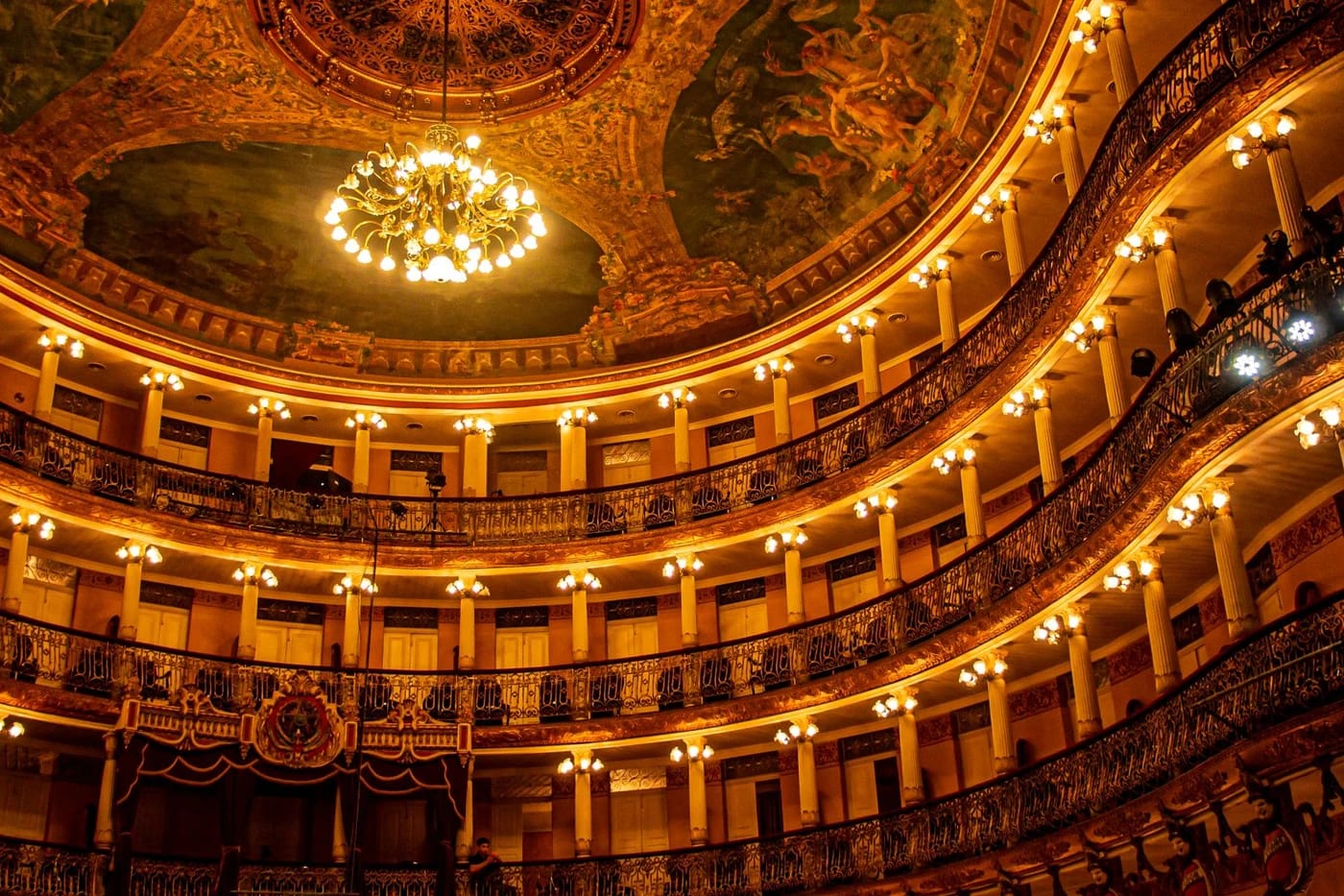 Teatro Amazonasin ylellinen katsomo