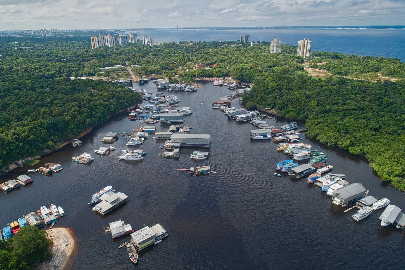 Kelluvia taloja ja veneitä Manausin joella