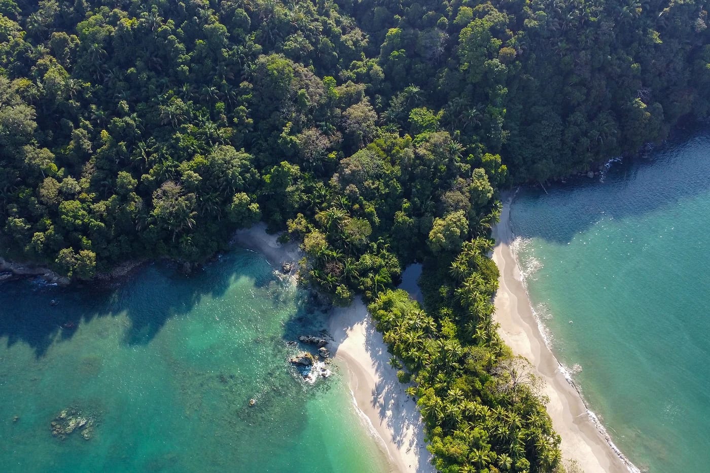 Ilmakuva trooppisesta rannasta Queposissa Costa Ricassa