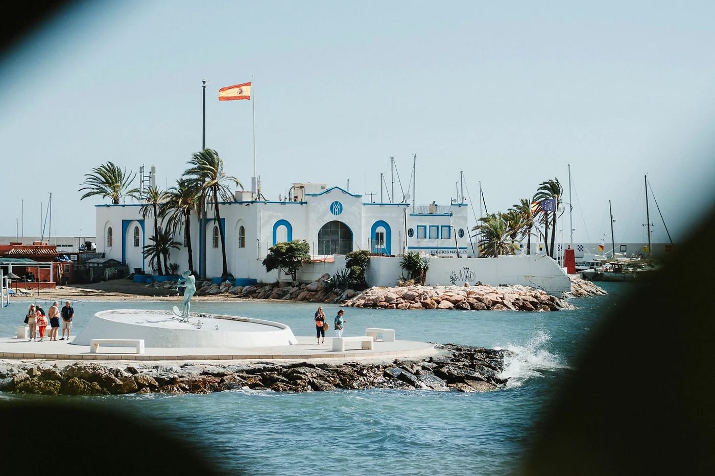 Marbellan marina ja Espanjan lippu meren äärellä