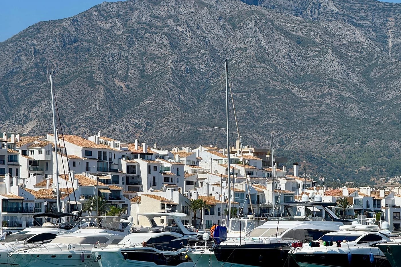 Luksusjahteja Puerto Banúsissa La Conchan alla