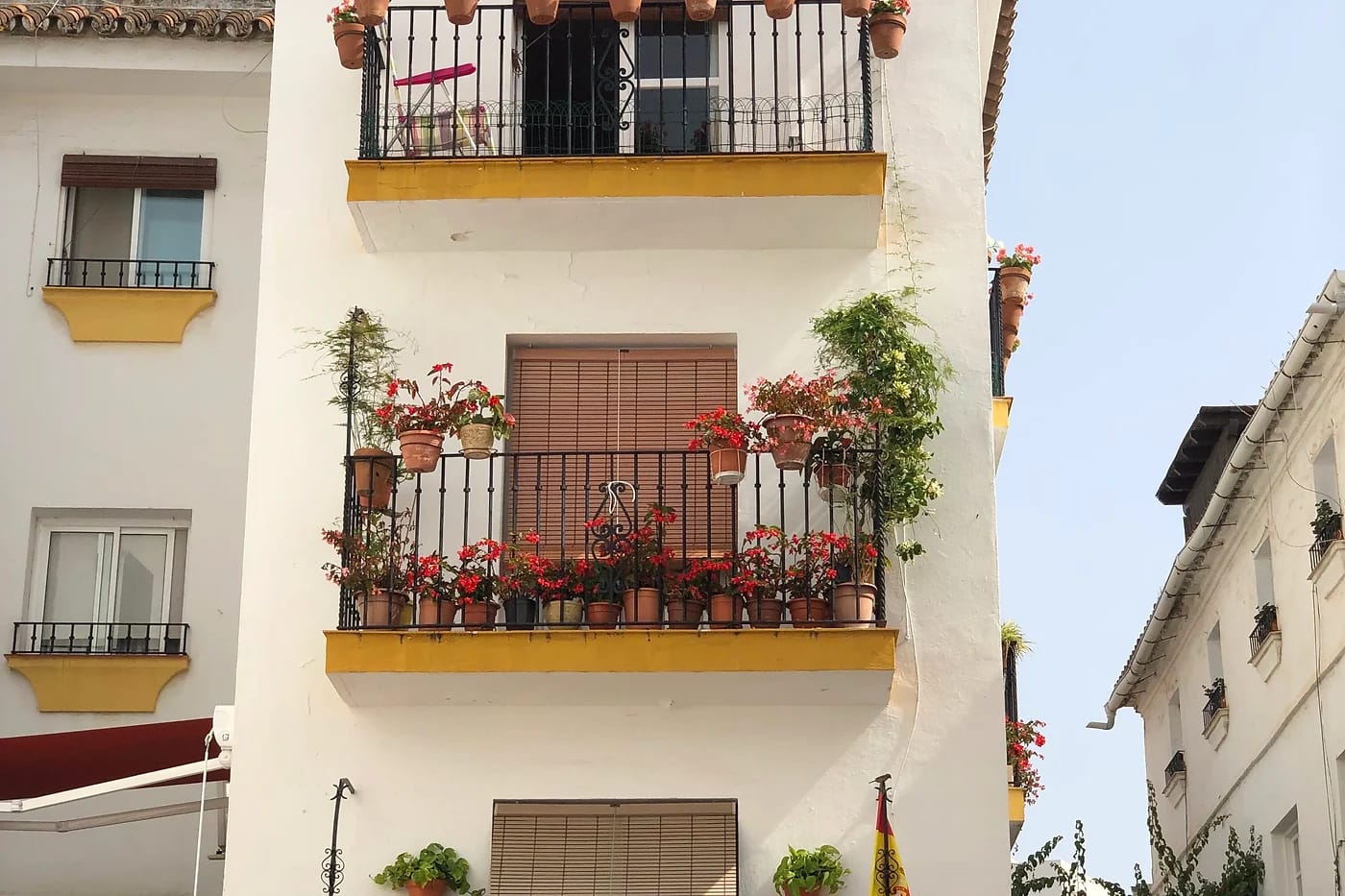 Andalusialainen talo ja kukkivat parvekkeet Marbellassa