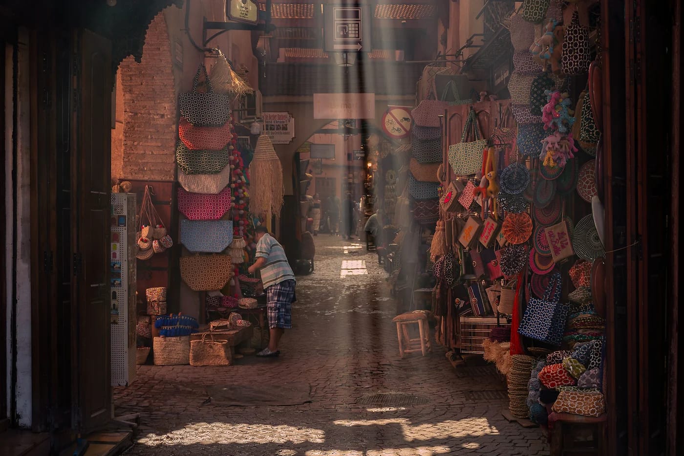 Auringonvalon täyttämä kuja Marrakechin soukissa
