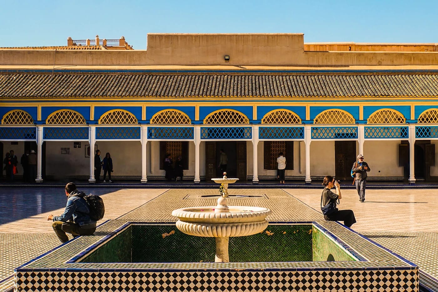 Bahian palatsin sisäpiha ja suihkulähde Marrakechissa