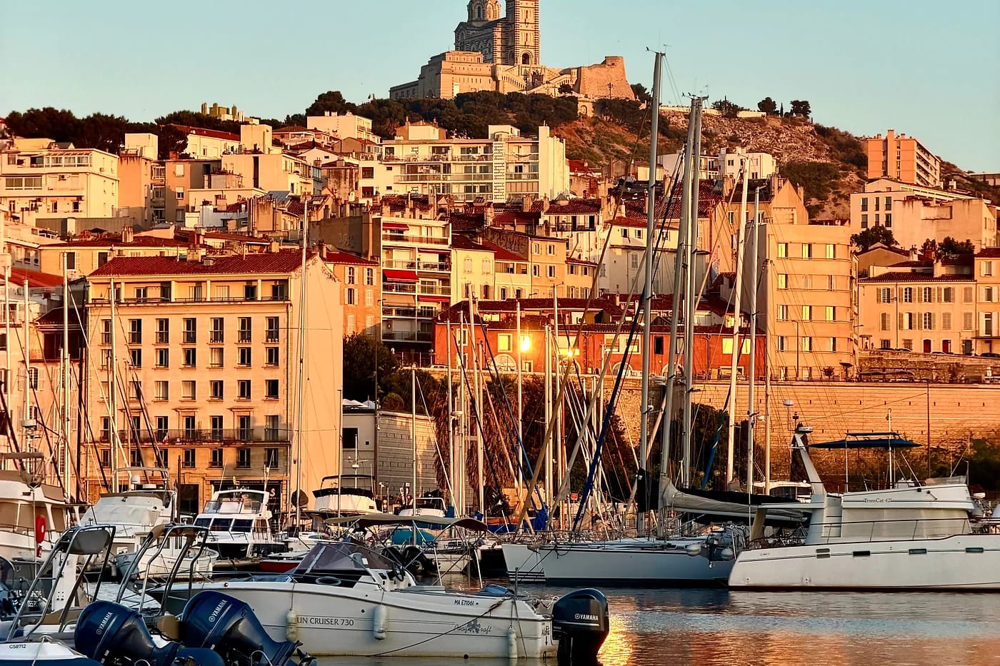 Vieux-Port ja Notre-Dame auringonlaskussa
