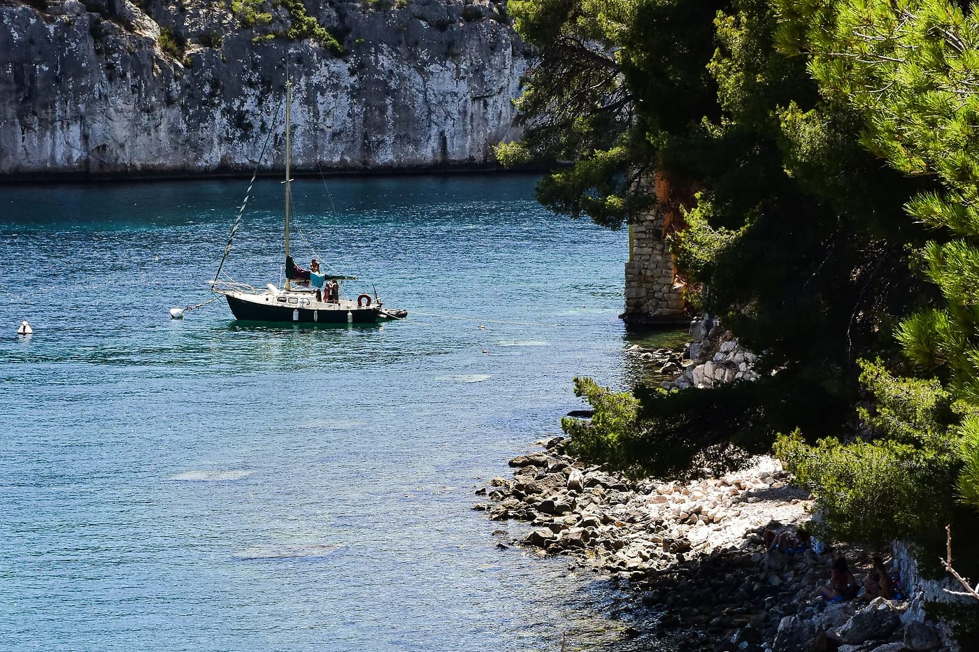 Purjevene Calanquen poukamassa