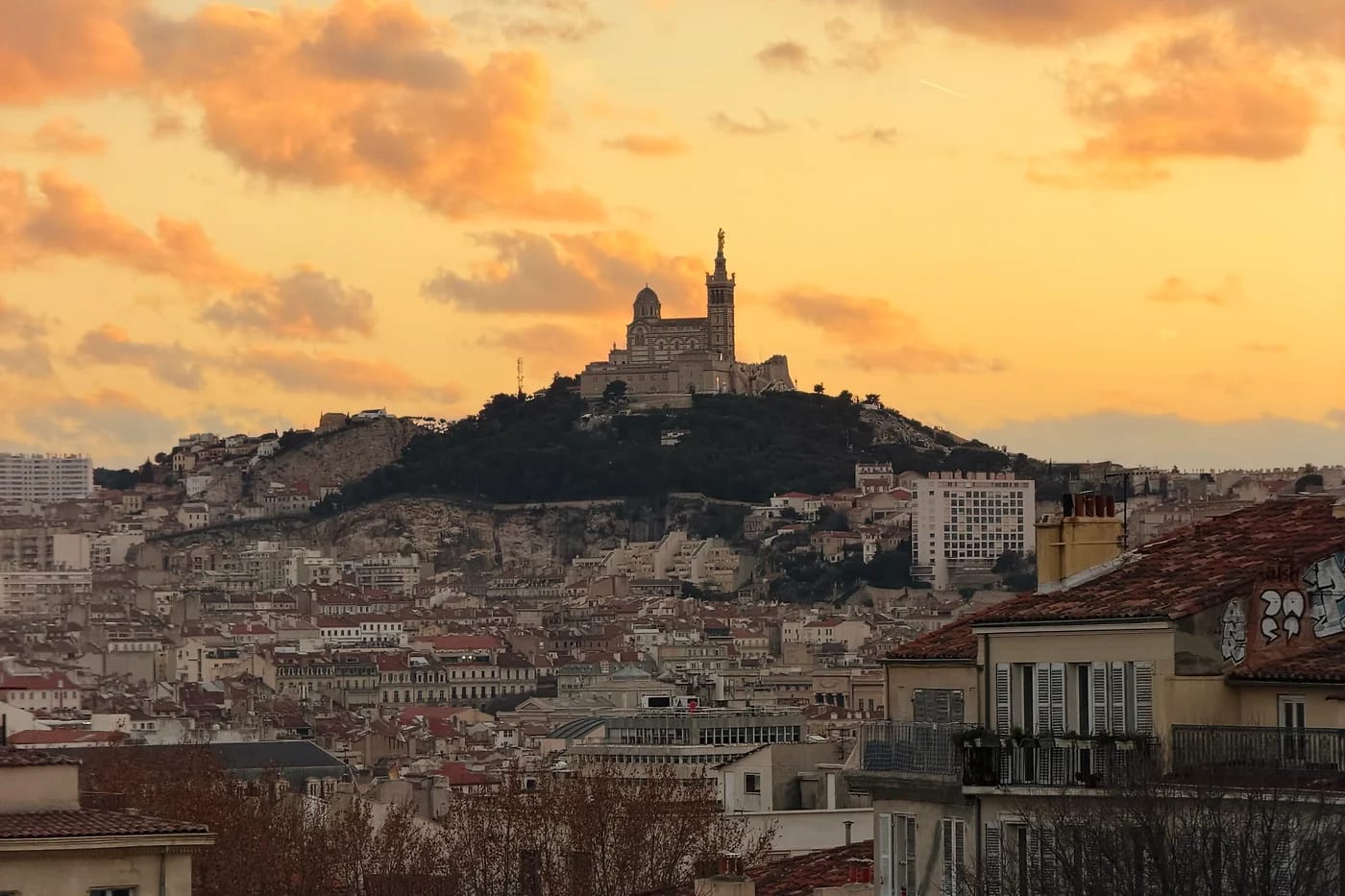 Auringonlasku Marseillen yllä