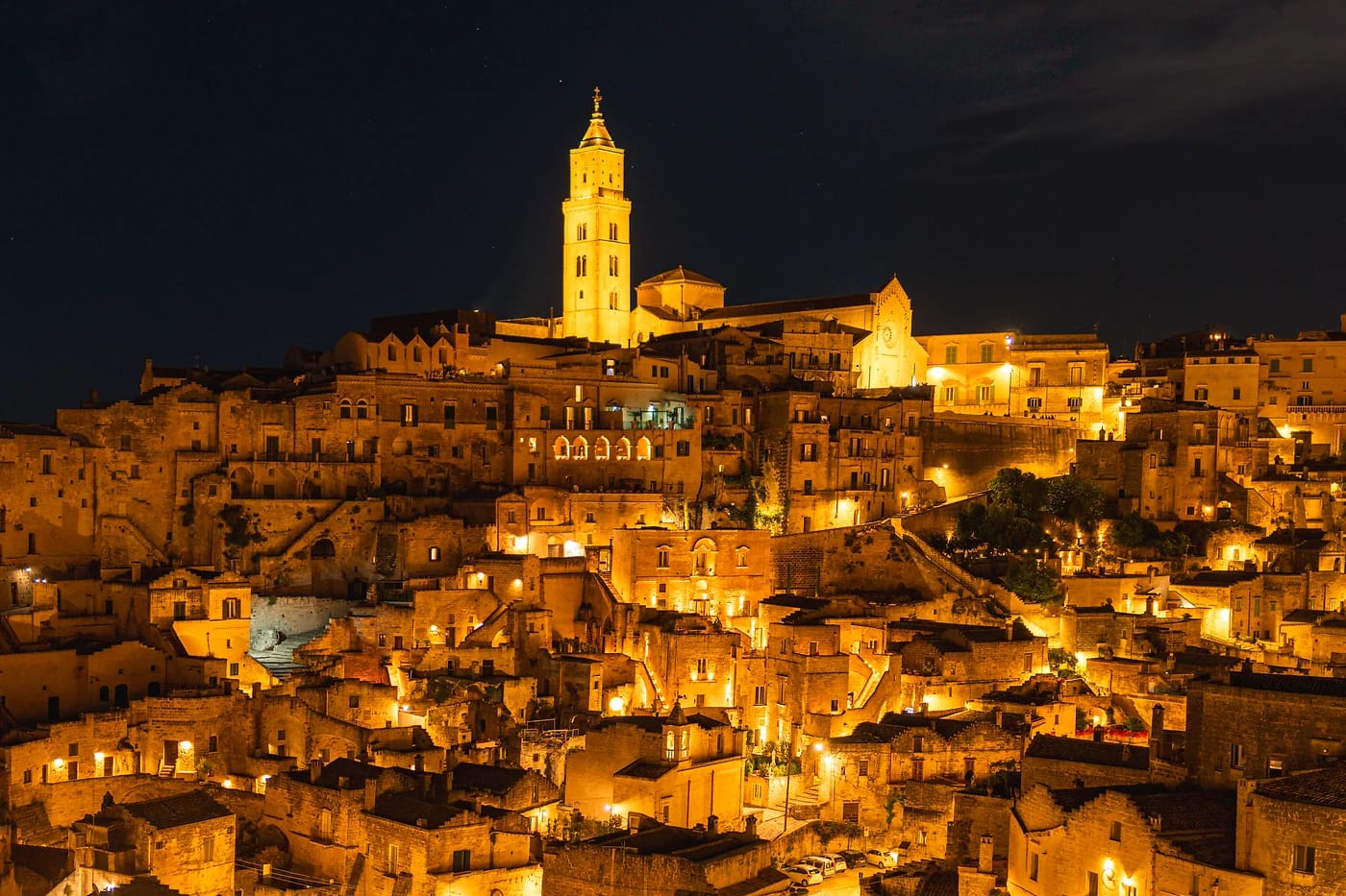Sassi di Matera valaistuna yöllä
