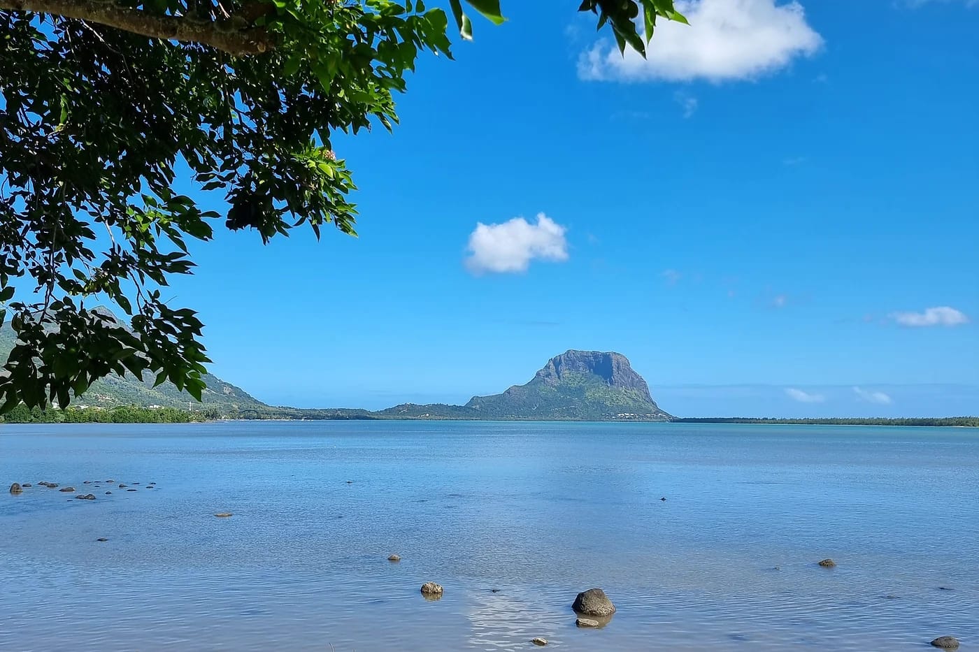 Le Morne Brabant kirkkaan taivaan alla