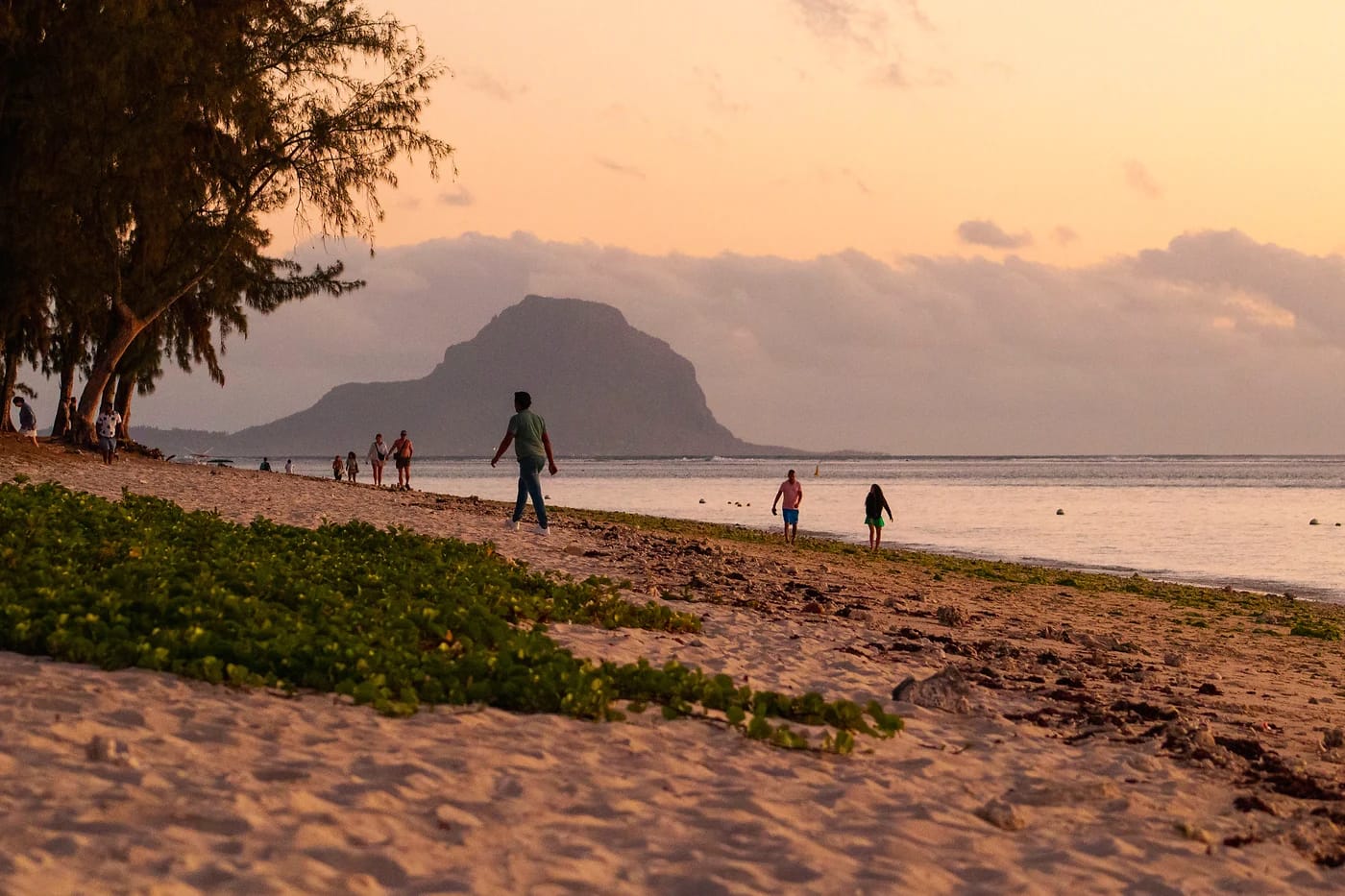 Auringonlasku Flic en Flacin rannalla Mauritiuksella