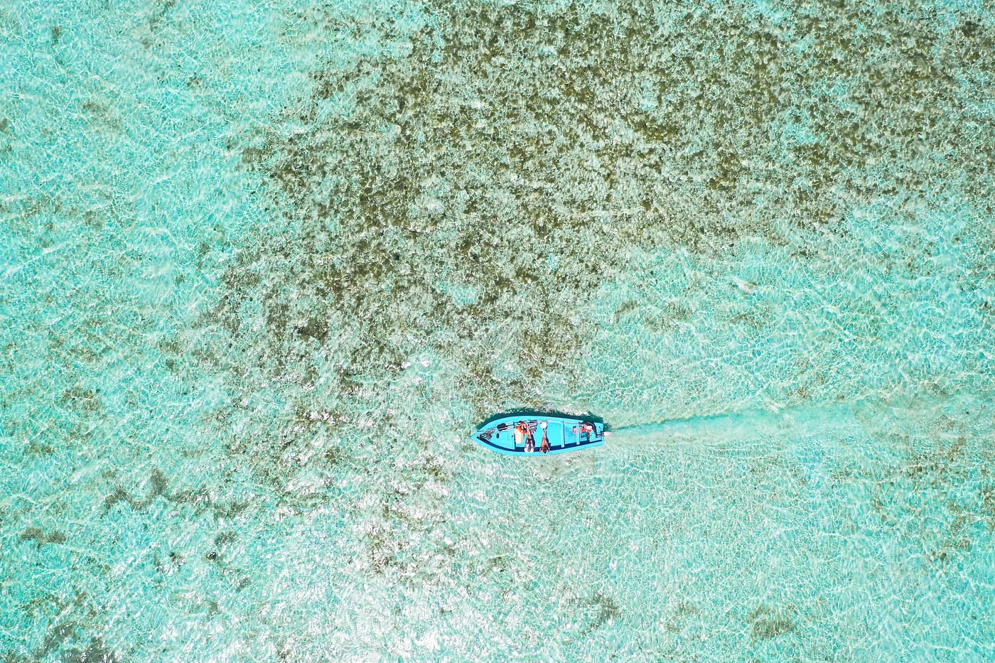 Ilmakuva veneestä turkoosilla vedellä Mauritiuksella