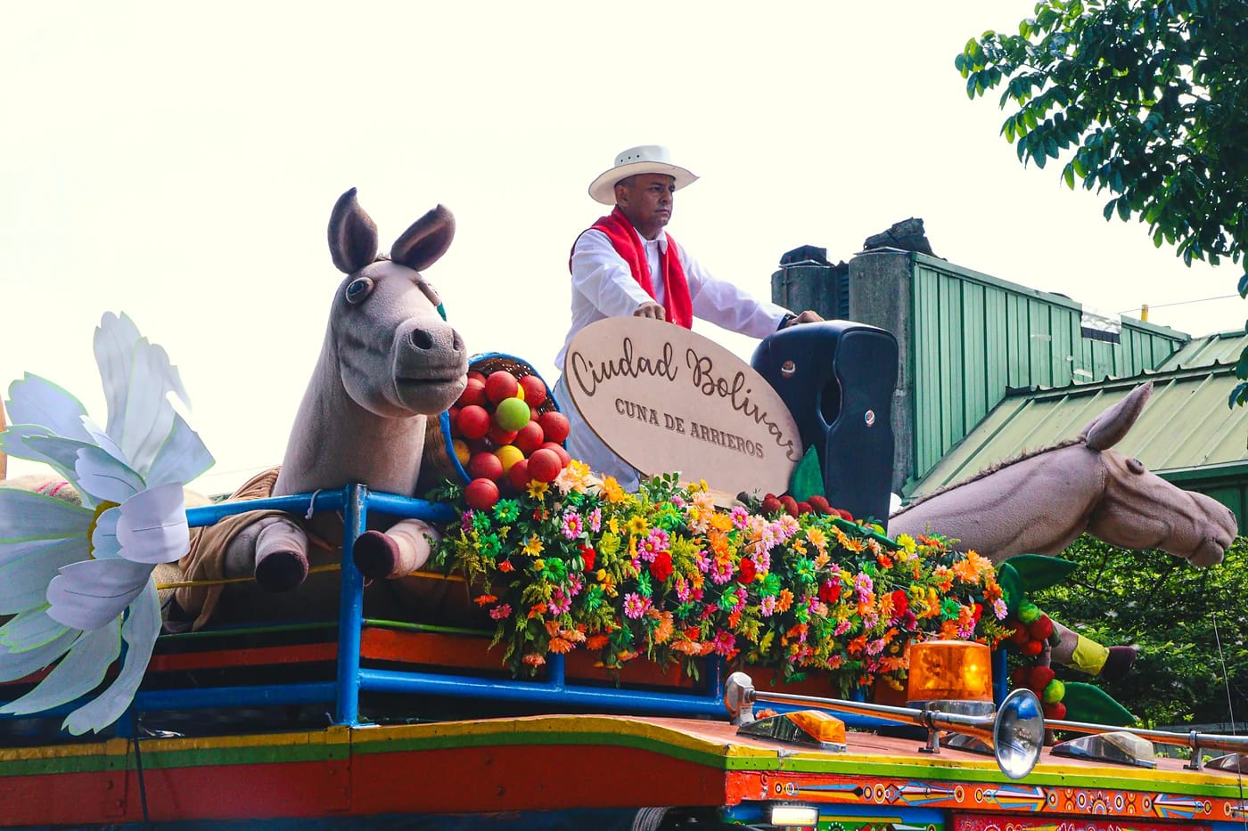 Kukkakoristeltu paraatilava Feria de las Floresissa