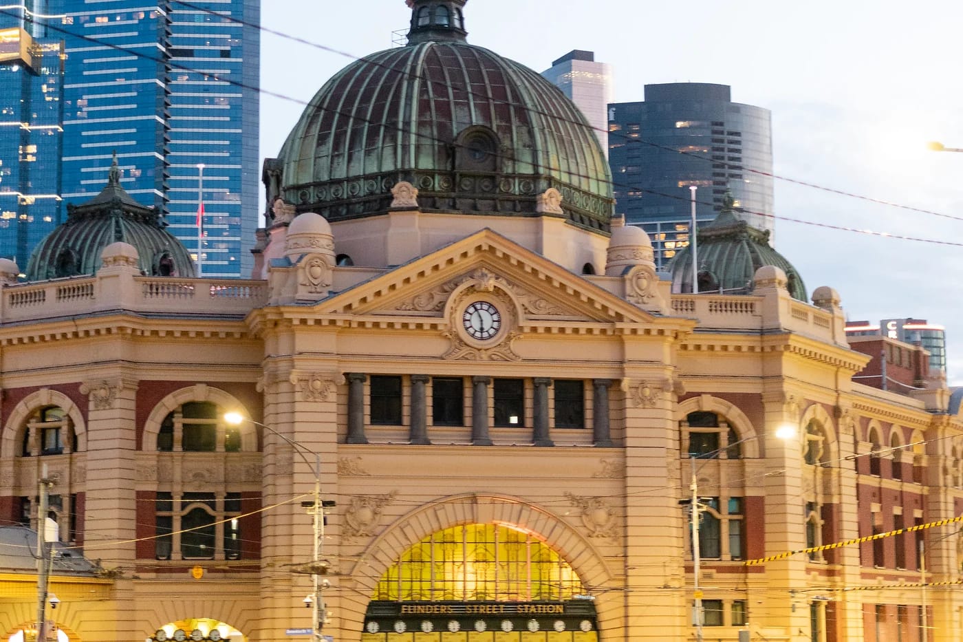 Flinders Street Station hämärässä