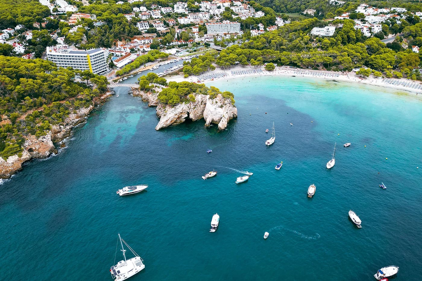 Cala Galdanan turkoosi poukama ja purjeveneet