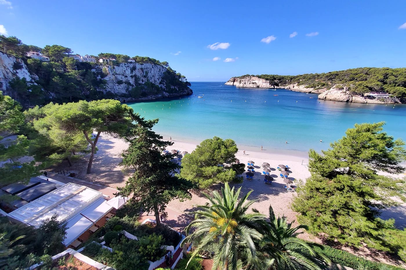 Cala Galdanan kristallinkirkas vesi ja hiekkaranta