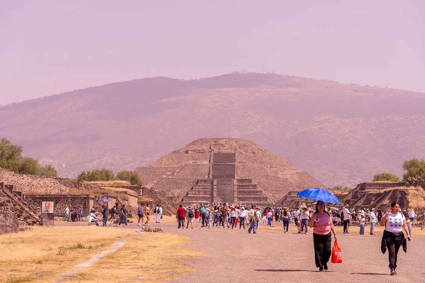 Kuolleiden katu ja Kuun pyramidi Teotihuacánissa