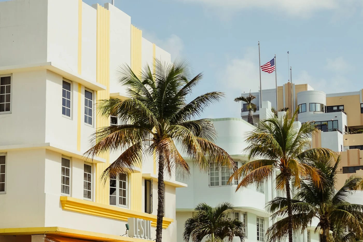 Art Deco -arkkitehtuuria ja palmuja Ocean Drivella Miami Beachillä